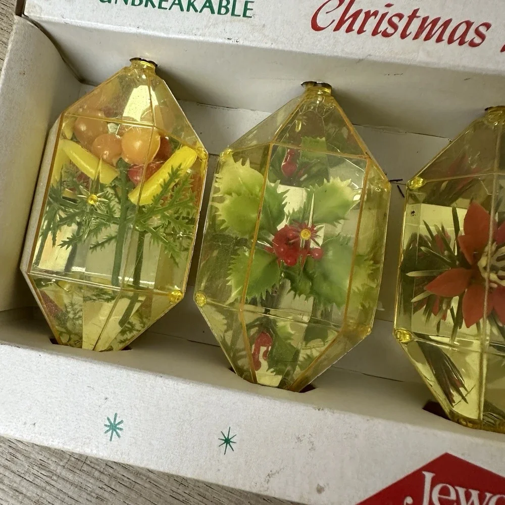 Vintage Jewelbrite Unbreakable Plastic Diaroma‎ Christmas Ornaments